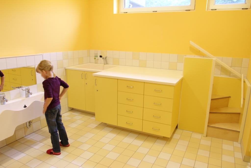 Waschrinne mit Wickeltisch nach Maß